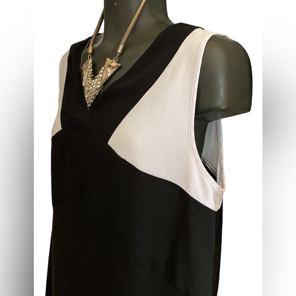 Kenneth Cole Reaction black and white top size medium.
